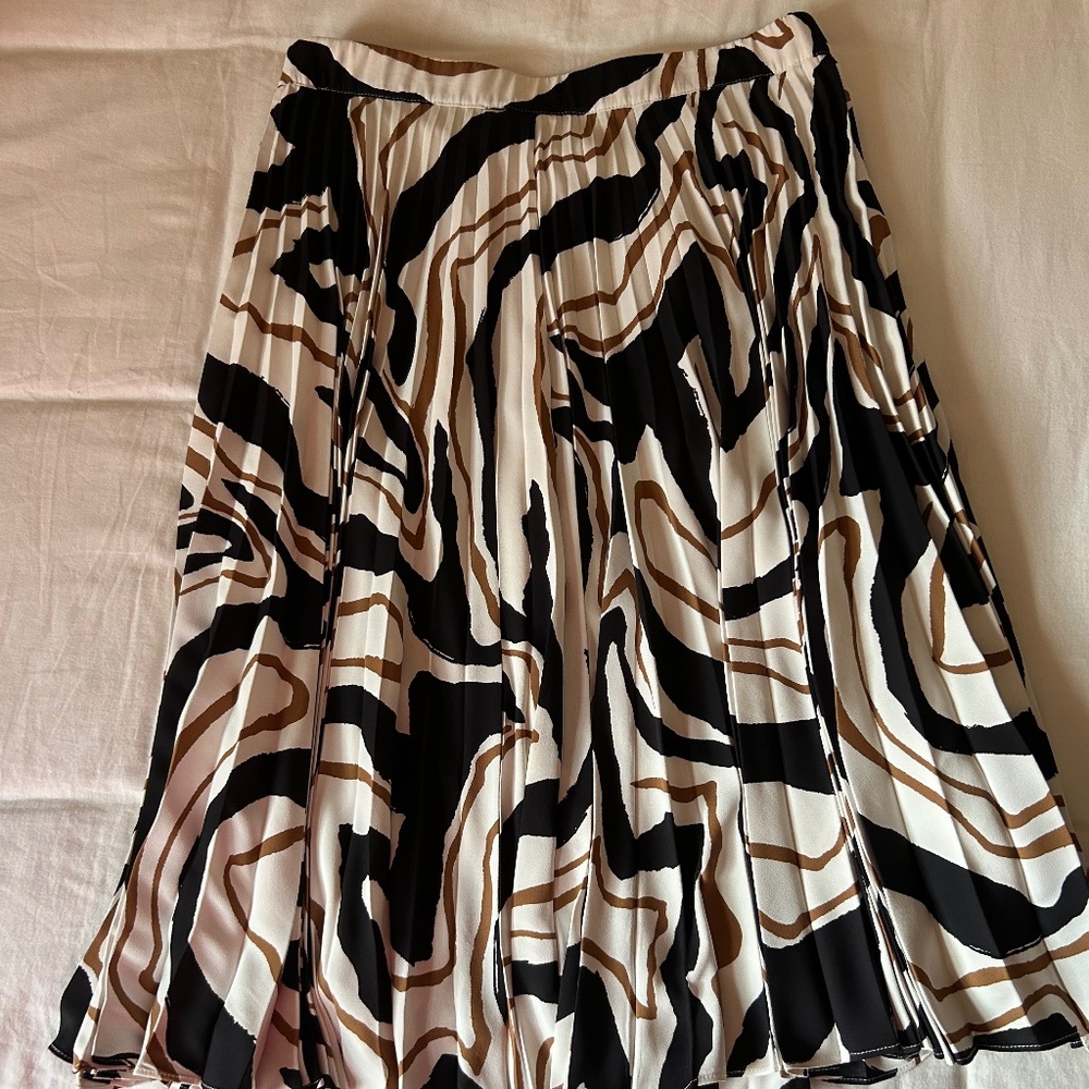 pleated skirt
